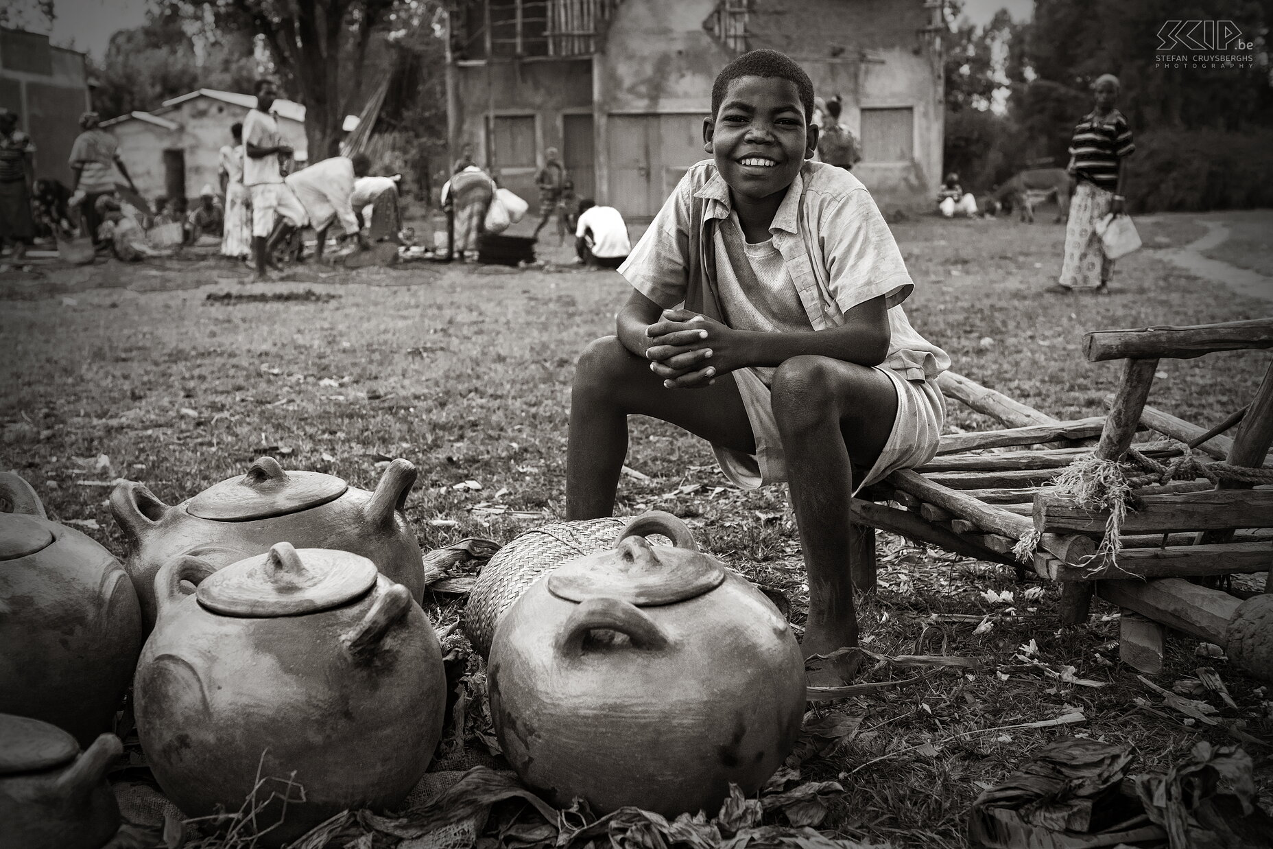 Jinka - Market - Boy We also visited the colorful market in the town of Jinka where you can also see some people from the tribes. This boy sells hand-made clay pots and bowls. Stefan Cruysberghs